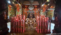 Lilin-lilin di Kelenteng Eng An Kiong/Foto: Muhammad Aminudin/detikJatim