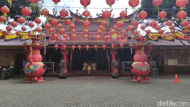 Masyarakat Tionghoa waktu itu membangun sebuah tempat peribadatan di tahun 1820-1825, yakni Kelenteng Eng An Kiong yang saat ini berada di Jalan R E Martadinata itu.