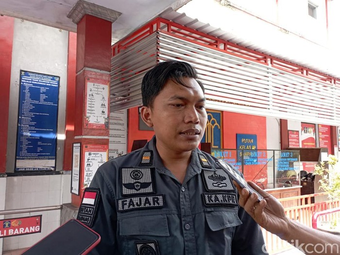 Kepala Kesatuan Pengamanan Rutan Kelas IIB Sampang, Fajarisman