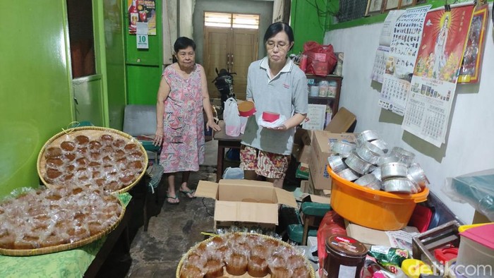 Kue keranjang teksturnya kenyal dan rasanya manis. kue ini juga disebut tie kwe. Di Sidoarjo ada pembuat kue keranjang yang legendaris. Namanya Tok Swie Giok.