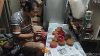 Pengemasan kue keranjang Tok Swie Giok di Sidoarjo/Foto: Suparno/detikJatim