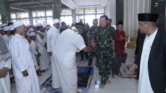 Panglima TNI Laksamana TNI Yudo Margono mengunjungi Masjid Ar Riyadh Pesantren Hidayatullah, Balikpapan, Kalimantan Timur. Laksamana Yudo mengajak para santri bergabung dengan TNI melakukan pendidikan TNI.