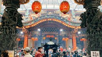 Festival Lentera atau Festival Yuan Xiao adalah perayaan hari libur di China dan negara-negara Asia untuk menghormati almarhum nenek moyang. Festival ini juga mengandung pesan perdamaian, menjalin hubungan kembali, dan pengampunan, dikutip dari Encyclopaedia Britannica. Foto: Joyce Wu/Unsplash