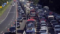 Kepadatan kendaraan wisatawan mulai terlihat menuju kawasan Puncak Bogor jelang libur Tahun Baru Imlek 2574 serta libur cuti bersama.