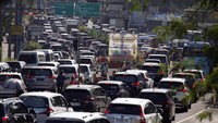 Sejumlah kendaraan wisatawan antre memasuki jalur wisata Puncak, Gadog, Ciawi, Kabupaten Bogor, Jawa Barat, Sabtu (21/1/2023). 