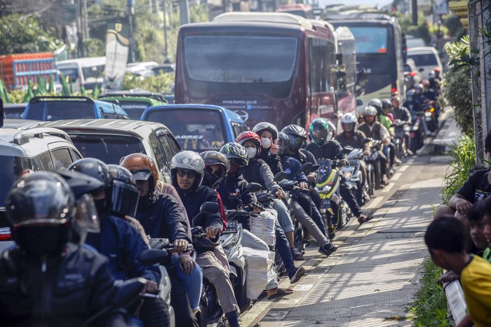 Sejumlah kendaraan wisatawan antre memasuki jalur wisata Puncak, Gadog, Ciawi, Kabupaten Bogor, Jawa Barat, Sabtu (21/1/2023). Kepadatan kendaraan wisatawan mulai terlihat menuju kawasan Puncak Bogor jelang libur Tahun Baru Imlek 2574 serta libur cuti bersama, sehingga Sat Lantas Polres Bogor memberlakukan rekayasa lalu lintas sistem satu arah (one way) dan sistem lawan arus (contra flow) di keluar tol Jagorawi. ANTARA FOTO/Yulius Satria Wijaya/YU