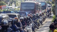 Sat Lantas Polres Bogor memberlakukan rekayasa lalu lintas sistem satu arah (one way) dan sistem lawan arus (contra flow) di keluar tol Jagorawi.
