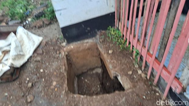 Lubang tempat jasad Bayu (2) korban serial killer dibunuh di rumah Solihin alias Duloh (63) di Cianjur, Jawa Barat.