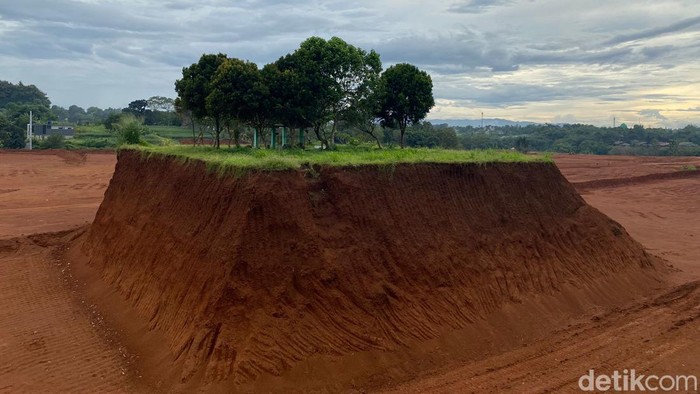 Makam 'keramat' yang masih dipertahankan di tengah penggusuran lahan proyek perumahan di Depok viral di medsos. Begini penampakannya. (Devi Puspitasari/detikcom) Makam 'keramat' yang masih dipertahankan di tengah penggusuran lahan proyek perumahan di Depok viral di medsos. Begini penampakannya. (Devi Puspitasari/detikcom)