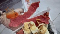 Memesan tortilla beef, netizen ini tepuk jidat saat menerima pesanannya. Ia mendapat potongan daging yang mirip seperti potongan kain. Foto: Instagram/_sadfood