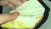Ingin makan kebab saat malam hari, netizen ini tergiur dengan promo yang diberikan. Ternyata dirinya justru terjebak oleh kebab yang sangat tipis ini. Foto: Instagram/_sadfood