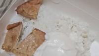 Berharap mendapatkan Chicken Rice Bowl yang juicy lezat, netizen ini dibuat kecewa berat. Potongan daging ayamnya sangat tipis hingga tak terlihat seperti ayam. Foto: Instagram/_sadfood