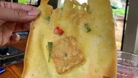 Menikmati sarapan dengan gorengan sebagai pelengkap, bentuk makanan ini begitu menyedihkan. Bentuk tempe gorengnya hampir tembus pandang. Foto: Instagram/_sadfood