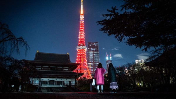 Menara Tokyo menyala merah di Tokyo, Jepang, Sabtu (21/1/2023).
