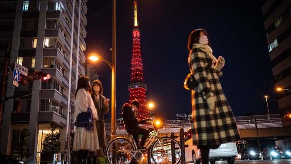 Melihat Menara Tokyo yang menyala menjadi salah satu destinasi liburan saat Imlek di Jepang.