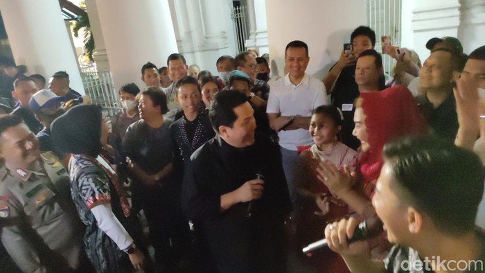 Menteri BUMN Erick Thohir bertemu 2 siswa SMPN 1 Ciawi yang viral jago dansa di Semarang, Sabtu (21/1/2023).