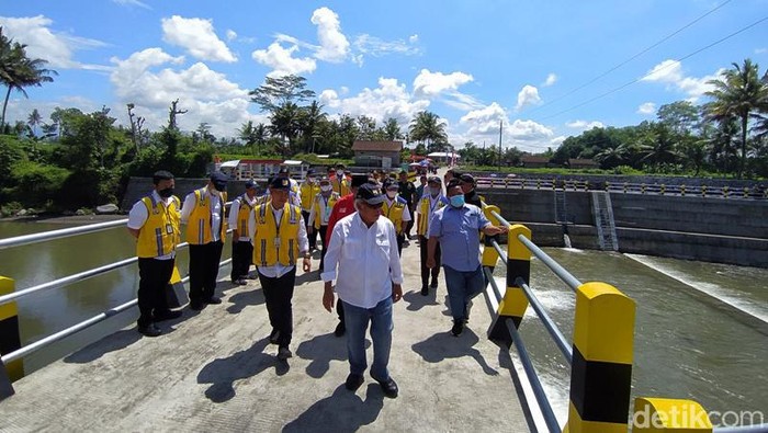 Menteri PUPR Basuki Hadimuljono saat meninjau Sabo Dam Menayu di Kecamatan Muntilan, Kabupaten Magelang, Sabtu (21/1/2023).