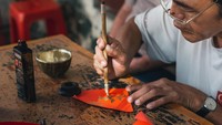Saat perayaan Festival Lentera, rumah-rumah dihiasi dengan lentera warna-warni. Lentera tersebut kerap bertuliskan teka-teki di atasnya. Anak yang berhasil menjawab akan dapat hadiah. Foto: Hiep Duong/Unsplash