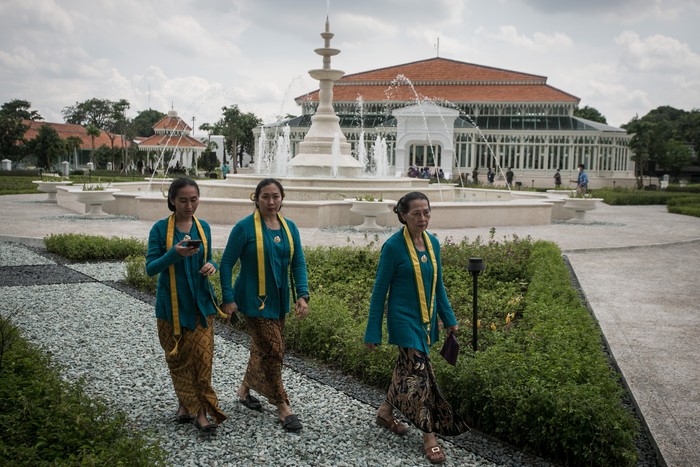 Menteri BUMN Erick Thohir (kanan) berbincang-bincang dengan Raja Mangkunegaran Kanjeng Gusti Pangeran Adipati Arya (KGPPA) Mangkunegara X Bhre Cakrahutomo Wira Sudjiwo (kiri) pada acara peresmian Taman Pracima Tuin di Pura Mangkunegaran, Solo, Jawa Tengah, Sabtu (21/1/2023). Taman yang memiliki luas seribu meter persegi di komplek Pura Mangkunegaran tersebut diharapkan menjadi ruang terbuka dan pusat kebudayaan untuk mengenalkan kebudayaan, kuliner, busana, dan kesenian Mangkunegaran sekaligus ikon wisata baru di Kota Solo. ANTARA FOTO/Mohammad Ayudha/hp.