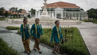 Taman yang memiliki luas seribu meter persegi di kompleks Pura Mangkunegaran tersebut diharapkan menjadi ruang terbuka dan pusat kebudayaan untuk mengenalkan kebudayaan, kuliner, busana. dan kesenian Mangkunegaran sekaligus ikon wisata baru di Kota Solo. (Mohammad Ayudha/Antara Foto)