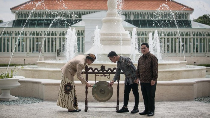 Menteri BUMN Erick Thohir (kanan) berbincang-bincang dengan Raja Mangkunegaran Kanjeng Gusti Pangeran Adipati Arya (KGPPA) Mangkunegara X Bhre Cakrahutomo Wira Sudjiwo (kiri) pada acara peresmian Taman Pracima Tuin di Pura Mangkunegaran, Solo, Jawa Tengah, Sabtu (21/1/2023). Taman yang memiliki luas seribu meter persegi di komplek Pura Mangkunegaran tersebut diharapkan menjadi ruang terbuka dan pusat kebudayaan untuk mengenalkan kebudayaan, kuliner, busana, dan kesenian Mangkunegaran sekaligus ikon wisata baru di Kota Solo. ANTARA FOTO/Mohammad Ayudha/hp.