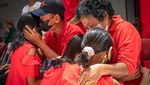 Momen Haru Basuh Kaki Orang Tua Sebelum Rayakan Imlek