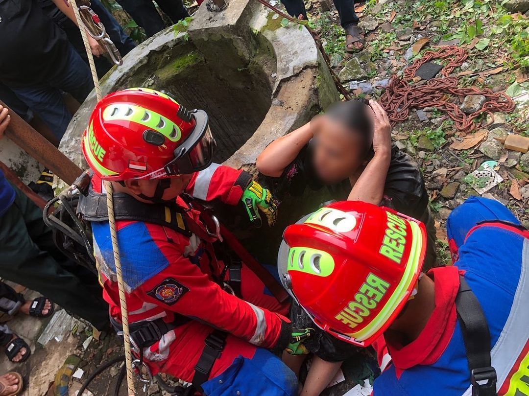 Petugas Penanggulangan Kebakaran dan Penyelamatan Sektor Kramat Jati, Jakarta Timut (Jaktim), mengevakuasi seorang warga yang tercebur sumur. Warga tercebur sumur merupakan orang dengan gangguan jiwa atau ODGJ yang berhalusinasi mencari anak.