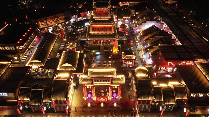 Old Shanghai Jakarta Bertabur Cahaya Jelang Imlek JAKARTA, INDONESIA - JANUARY 19: An aerial view of the Chinatown Sedayu City of Old Shanghai, a themed culinary destination in Sedayu City, Jakarta, Indonesia on Thursday 19 January 2023. Not only culinary, visitors can also pray for Confucian people. Jakarta residents, especially those of Chinese descent, are getting ready to welcome the Chinese New Year celebrations which fall on January 22, 2023. (Photo by Eko Siswono Toyudho/Anadolu Agency via Getty Images)