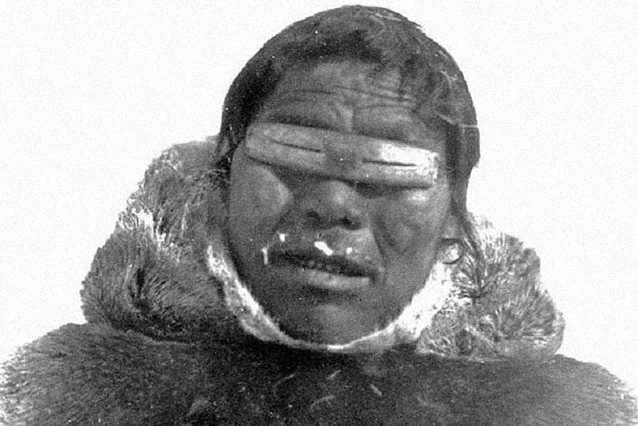 Orang Inuit mengenakan kacamata salju, asal-usul kacamata hitam modern.