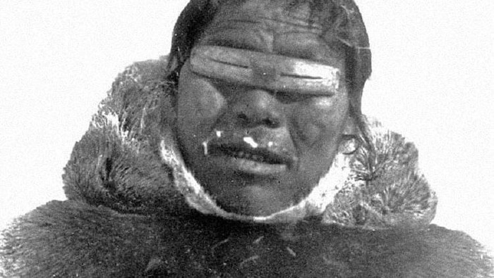 Orang Inuit mengenakan kacamata salju, asal-usul kacamata hitam modern.