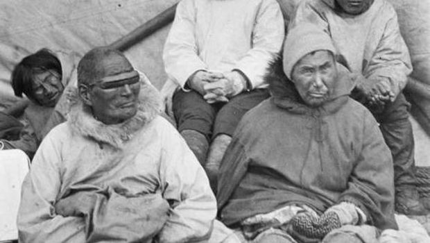 Orang Inuit mengenakan kacamata salju.