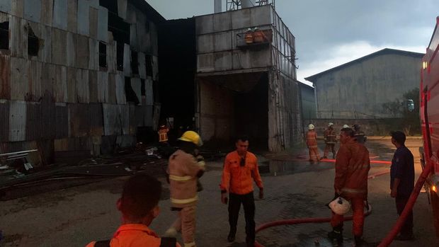pabrik moulding di surabaya terbakar