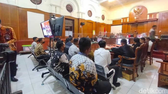 Para saksi dari Brimob dihadirkan dalam sidang Tragrdi Kanjuruhan di PN Surabaya