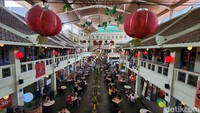 Bagi kamu yang menginginkan suasana imlek yang cenderung modern, kamu pun dapat menemuinya di Petak Enam. Tempat ini menjadi tempat nongkrong favorit di kawasan Glodok karena memiliki beragam pilihan makanan dan minuman yang beragam, baik yang halal dan non-halal.Foto: (Ari Saputra/detikcom)