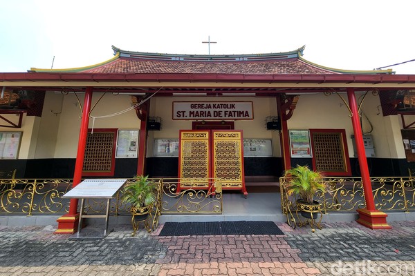 Gereja di Glodok iniunik karena bentuk bangunannya. Kalau dari jauh, gedung ini mirip seperti klenteng karena memiliki aksen warna dan arsitektur yang khas masyarakat etnis Tiongkok. Gereja di Glodok iniunik karena bentuk bangunannya. Kalau dari jauh, gedung ini mirip seperti klenteng karena memiliki aksen warna dan arsitektur yang khas masyarakat etnis Tiongkok.