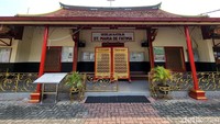 Gereja di Glodok iniunik karena bentuk bangunannya. Kalau dari jauh, gedung ini mirip seperti klenteng karena memiliki aksen warna dan arsitektur yang khas masyarakat etnis Tiongkok.