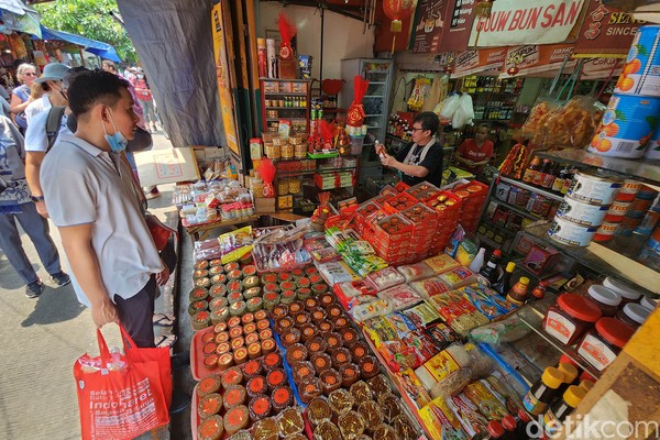 Di sini kamu dapat menemukan berbagai sandang, pangan, hingga alat peribadatan. Selain itu di sini banyak yang menjual bahan makanan yang unik seperti teripang dan juga daging katak. Di sini kamu dapat menemukan berbagai sandang, pangan, hingga alat peribadatan. Selain itu di sini banyak yang menjual bahan makanan yang unik seperti teripang dan juga daging katak.