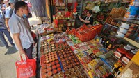 Di sini kamu dapat menemukan berbagai sandang, pangan, hingga alat peribadatan. Selain itu di sini banyak yang menjual bahan makanan yang unik seperti teripang dan juga daging katak.