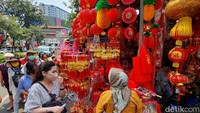 Pasar Petak Sembilan merupakan sebuah tempat yang sangat terkenal di Glodok. Lihatlah banyak pernak-pernik Imlek dijual di sini. Jangan lupa nawar ya kalau belanja.