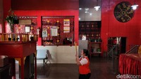 Kamu bisa melihat para pengunjung yang sedang sembahyang saat memasuki kelenteng. Namun ingat, jangan sampai keberadaanmu mengganggu ibadah ya.