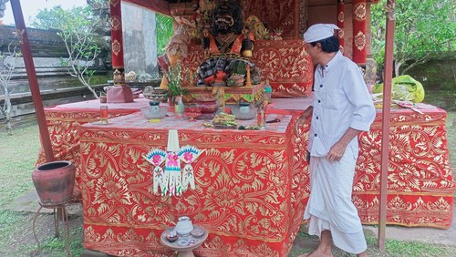 Pemangku Pura Dalem Puri Carangsari, Jro Mangku Nyoman Natra.