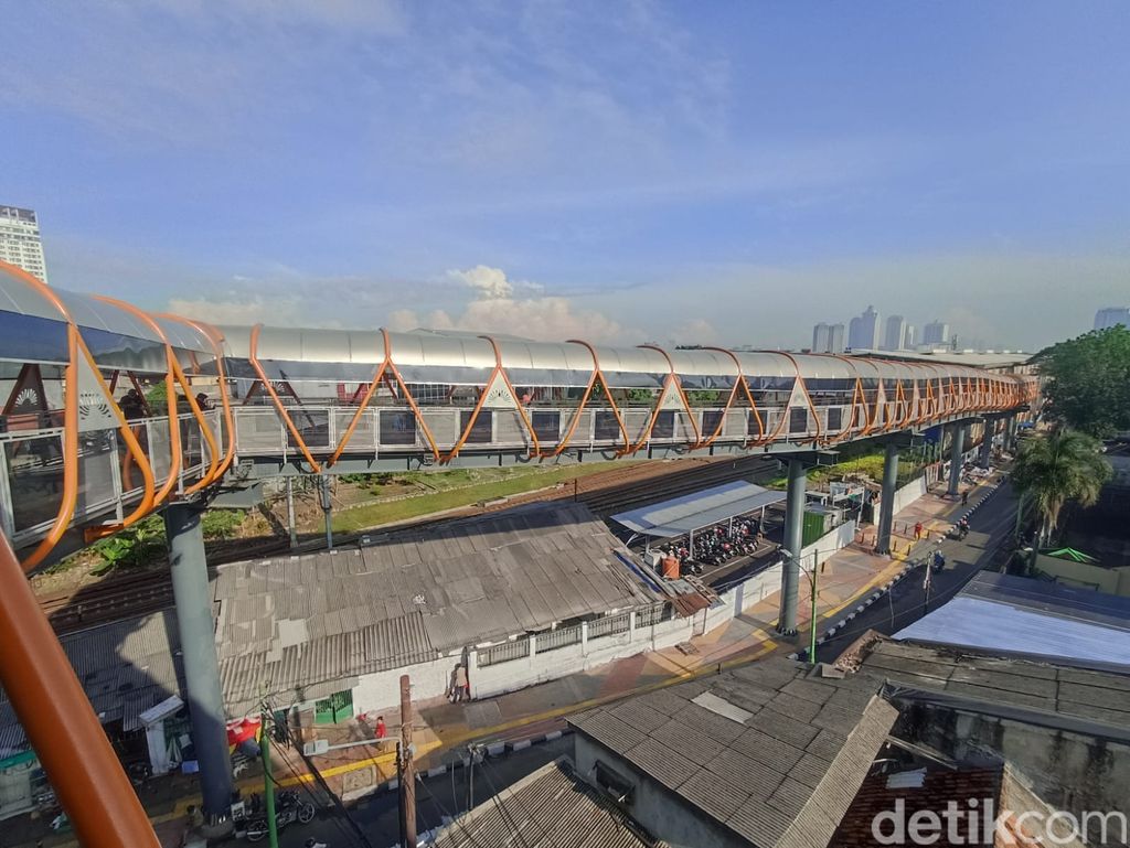 Pemprov DKI Jakarta melakukan uji coba terkait Skywalk Kebayoran Lama di Jakarta Selatan hari ini (Wildan Noviansah/detikcom)