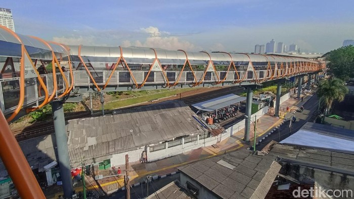 Pemprov DKI Jakarta melakukan uji coba terkait Skywalk Kebayoran Lama di Jakarta Selatan hari ini (Wildan Noviansah/detikcom)