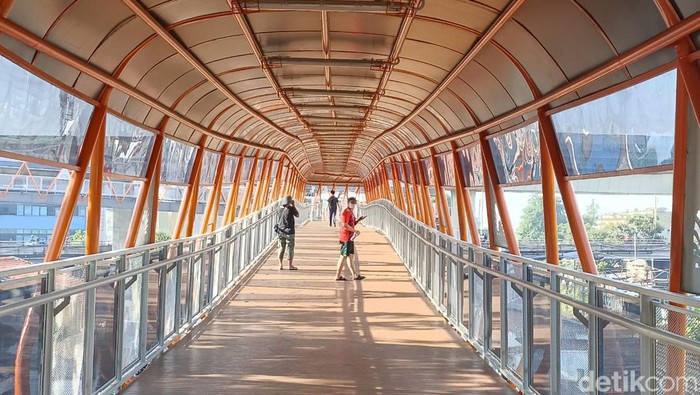 Pemprov DKI Jakarta melakukan uji coba terkait Skywalk Kebayoran Lama di Jakarta Selatan hari ini (Wildan Noviansah/detikcom)