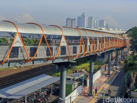 Pemprov DKI Jakarta melakukan uji coba terkait Skywalk Kebayoran Lama di Jakarta Selatan hari ini (Wildan Noviansah/detikcom)