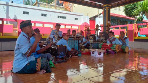 Penabuh gamelan Bali mengiringi persembahyangan warga Tionghoa di Kelenteng Ling Gwan Kiong, Kabupaten Buleleng, Bali, Sabtu (21/1/2022).