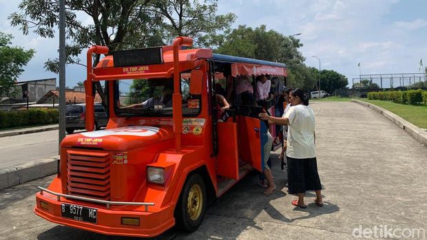 Pengemudi odong-odong berseragam pilot di Tangsel bernama Muhammad Amdari (33) (Mulia/detikcom)