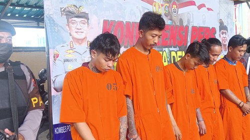 Para pelaku pengeroyokan dan pemalakan saat rilis kasus di Polsek Kuta, Sabtu (21/01/2023).