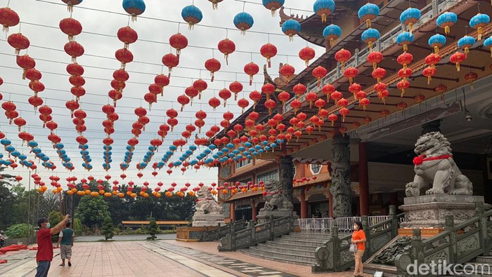 Pengunjung berfoto di Vihara Maitreya Medan. (Kartika Sari/detikSumut)