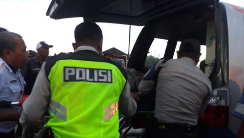 Kapal melakukan sandar darurat di Pelabuhan Gilimanuk setelah seorang penumpang mendadak kritis. Penumpang itu dilarikan ke puskesmas terdekat.